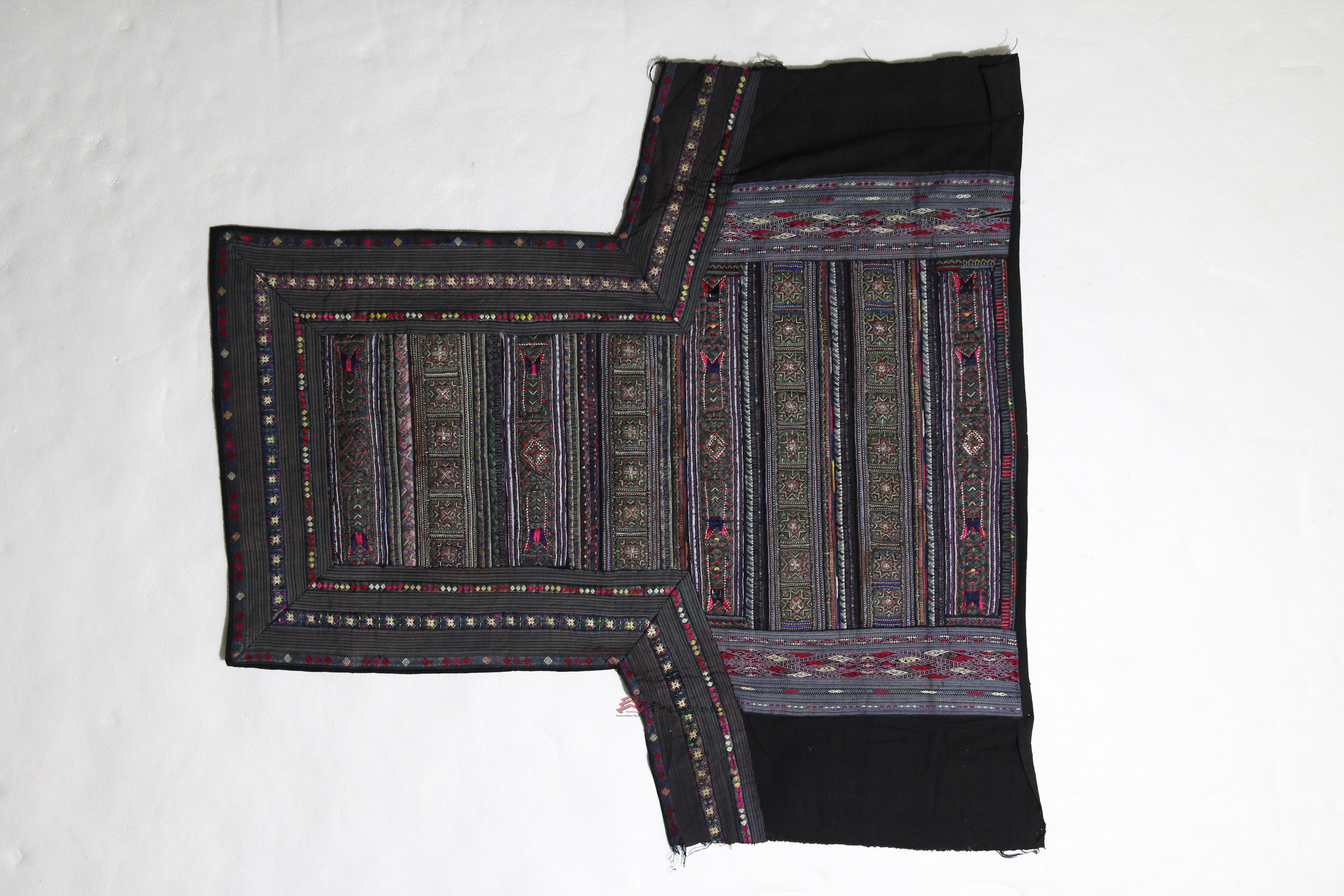 当代革一苗族堆绣鱼纹背扇