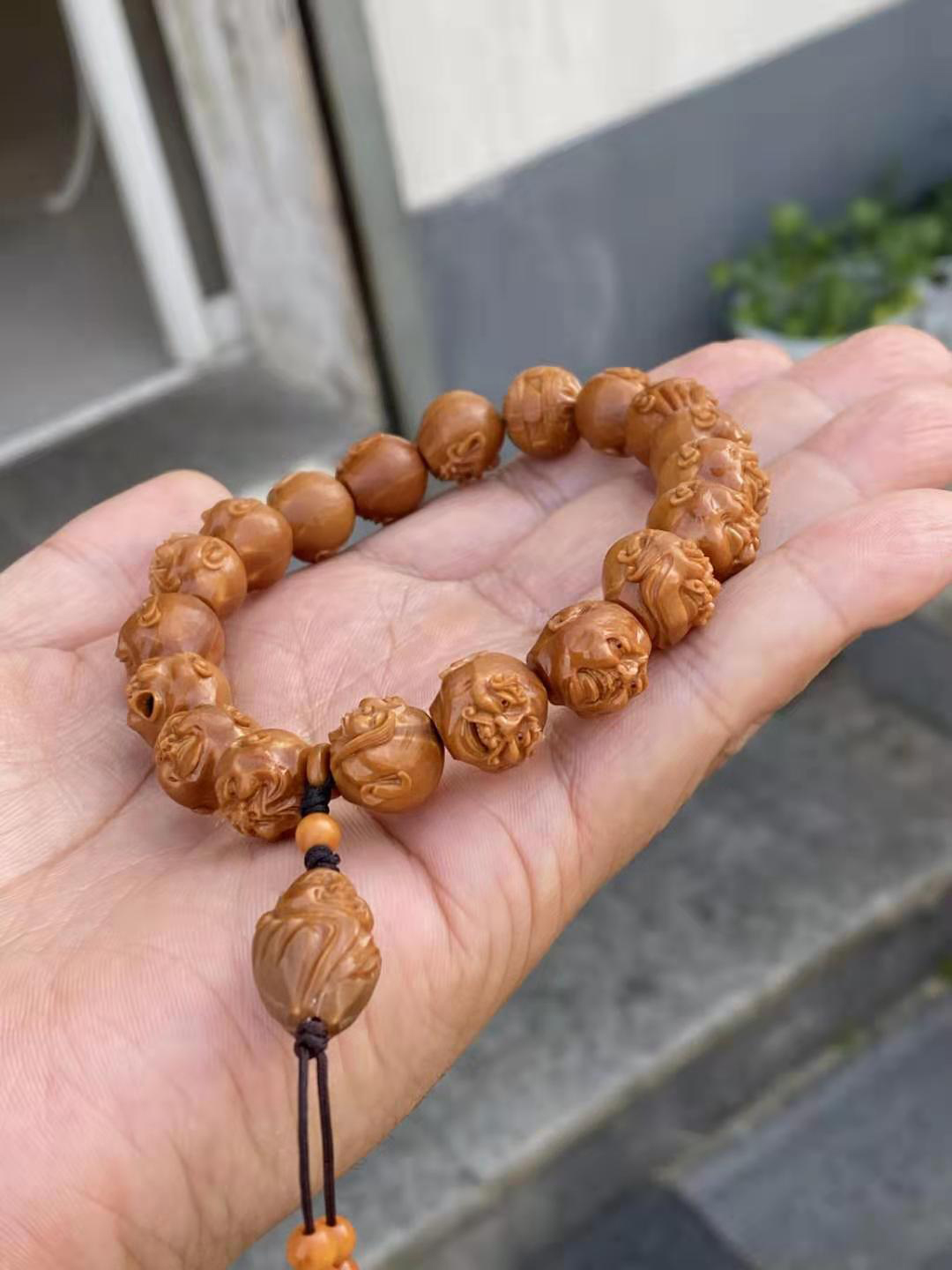  p>马良,中国汉族人,工艺艺术家,国家工艺美术师,核雕工艺师.