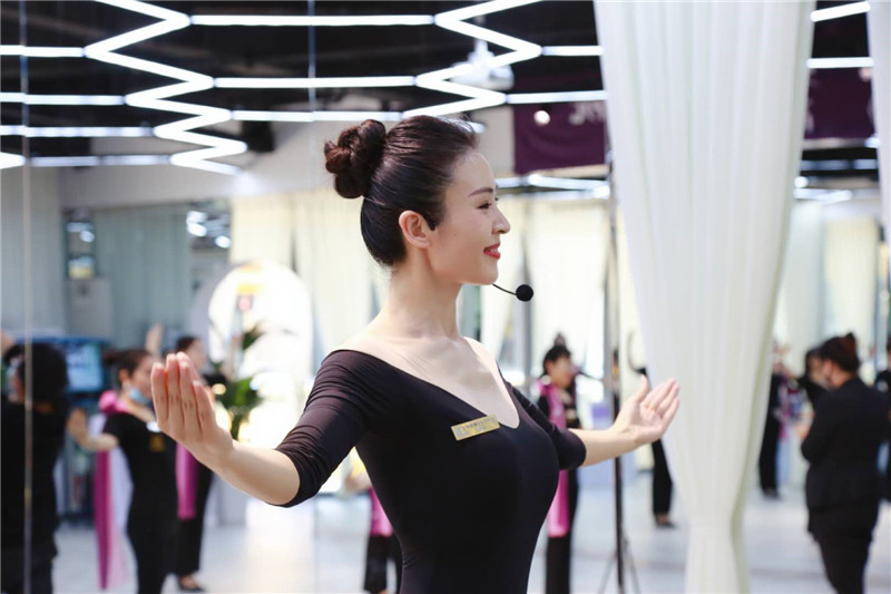 周莹