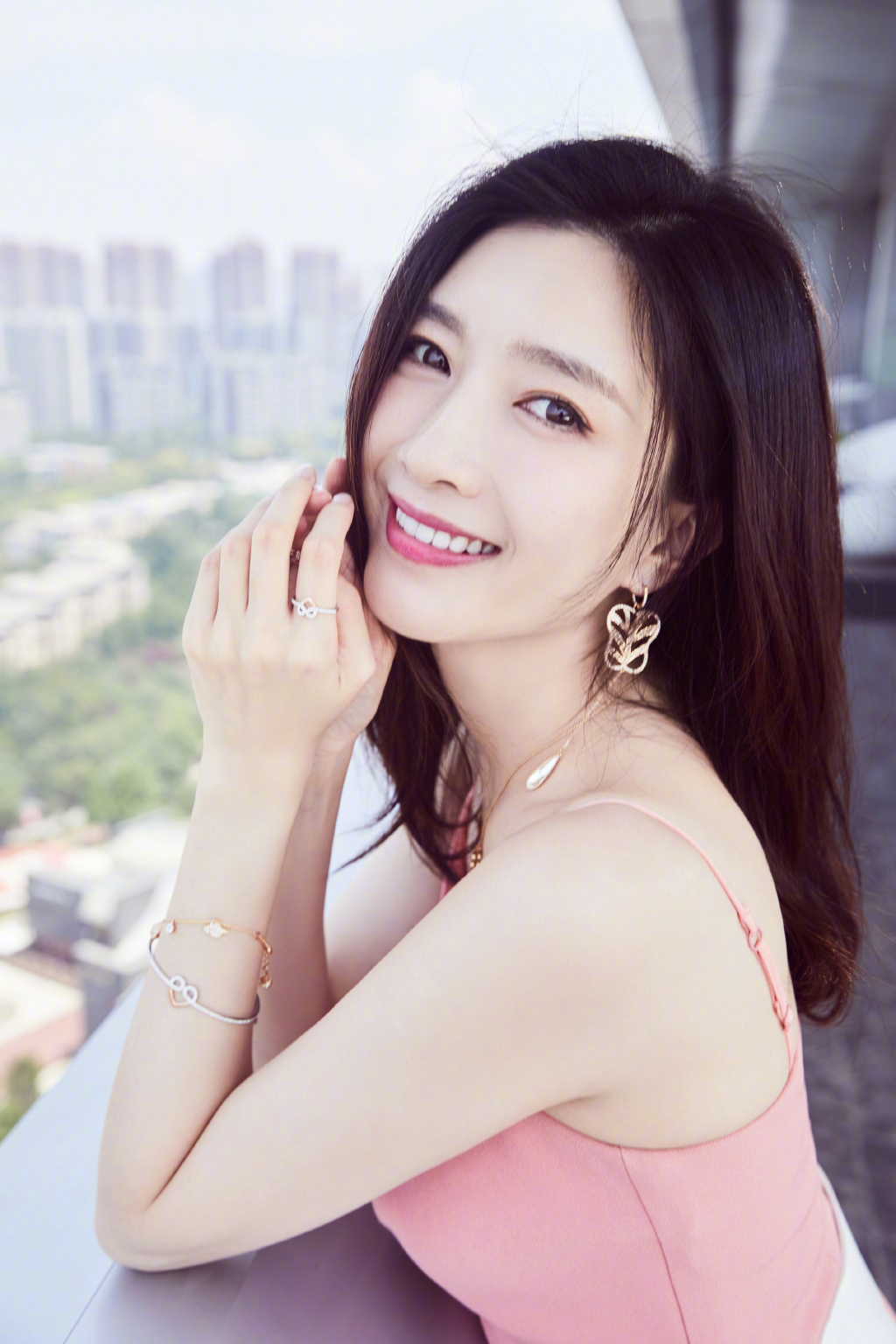  p>江疏影,1986年9月1日出生于上海,中国内地女演员,毕业于 a target=