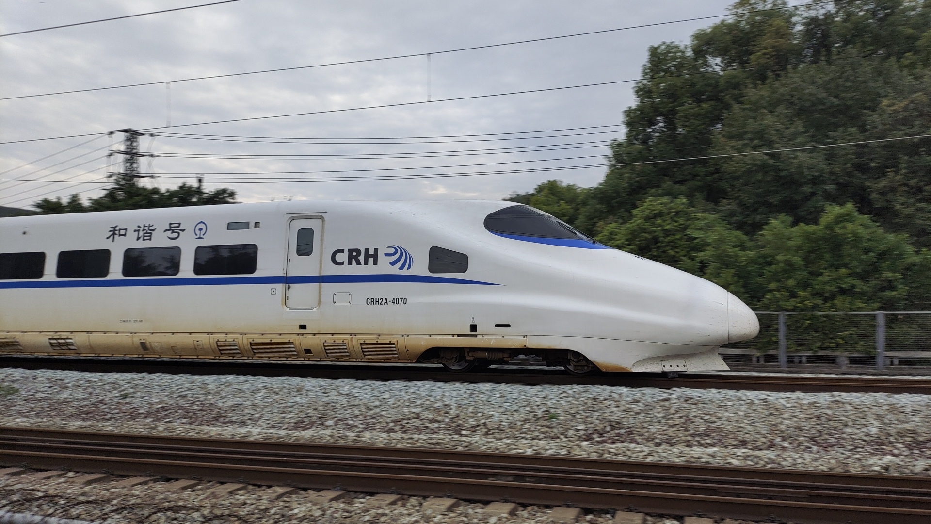  p>和谐号crh2型电力动车组是运行于中国大陆的高铁动车组列车种类之