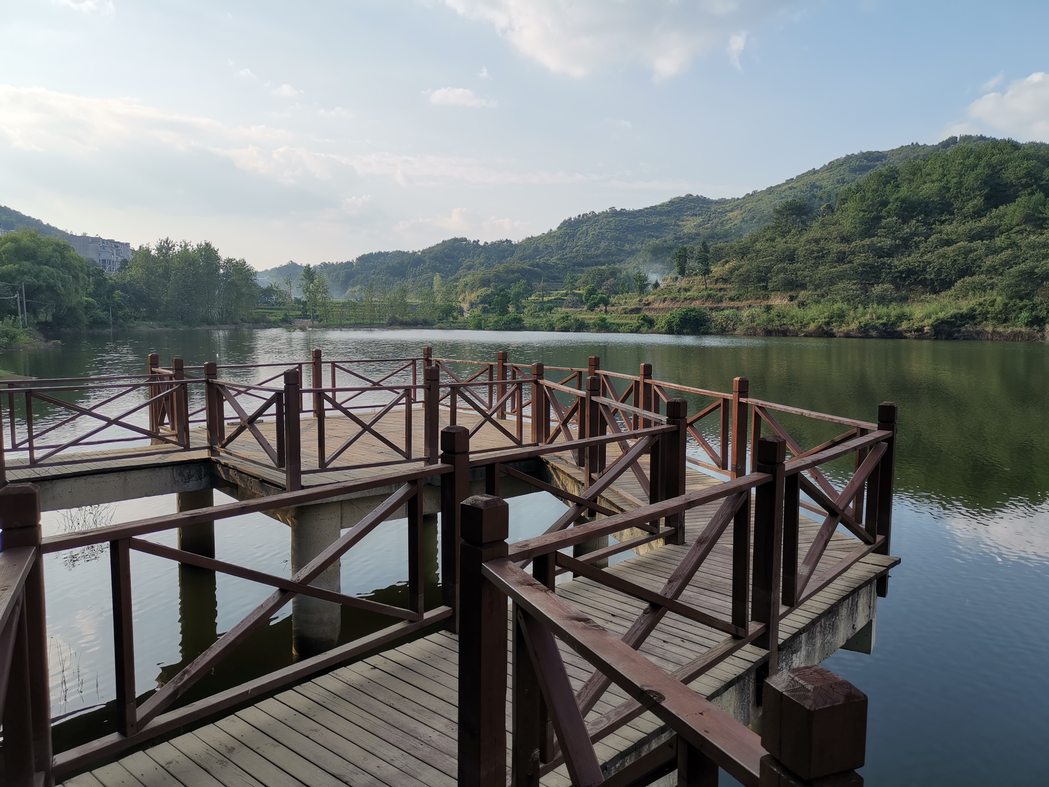西北与麻城市夫子河镇黄麻坳村接壤,西与团风县贾庙乡为邻,东与大崎镇