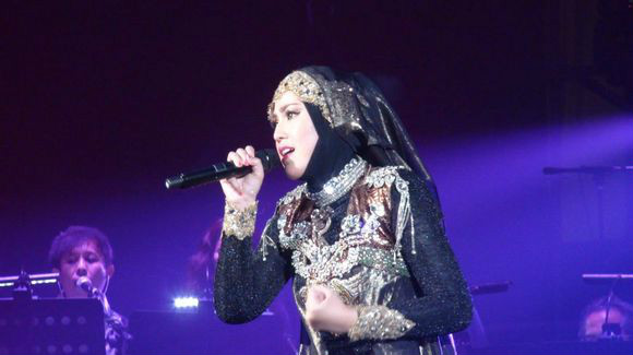  p>茜拉(英文名shila amzah,马来名nur shahila binti amir amzah )