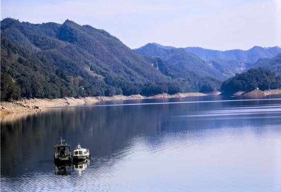 u7">桃花湖,位于湖南省桃江县城南约35公里处,由桃花江水库蓄水而成