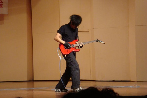 多年以来,洮南十中本着"变管师生为师生管"的办学思想,提出了"师生