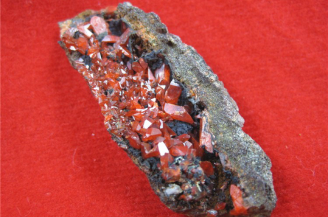  p>铬铅矿是 a target="_blank" href="/item/铬酸铅/8300671" data