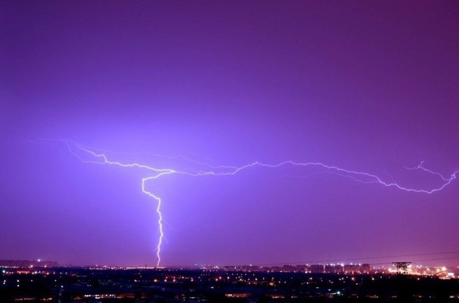  p>雷阵雨(thundershowers)是一种伴有雷电的 a target="_blank" href