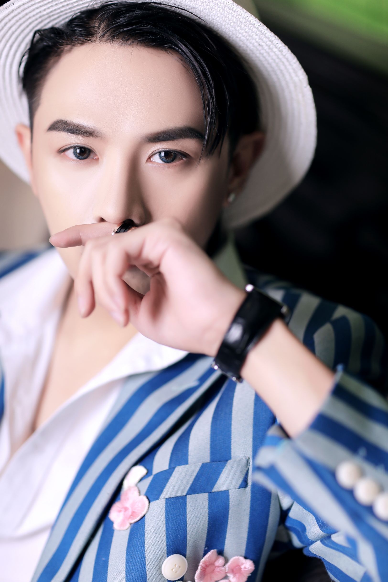  p>峻峻(原名: 张景睿),中国内地男歌手,全民k歌主播.