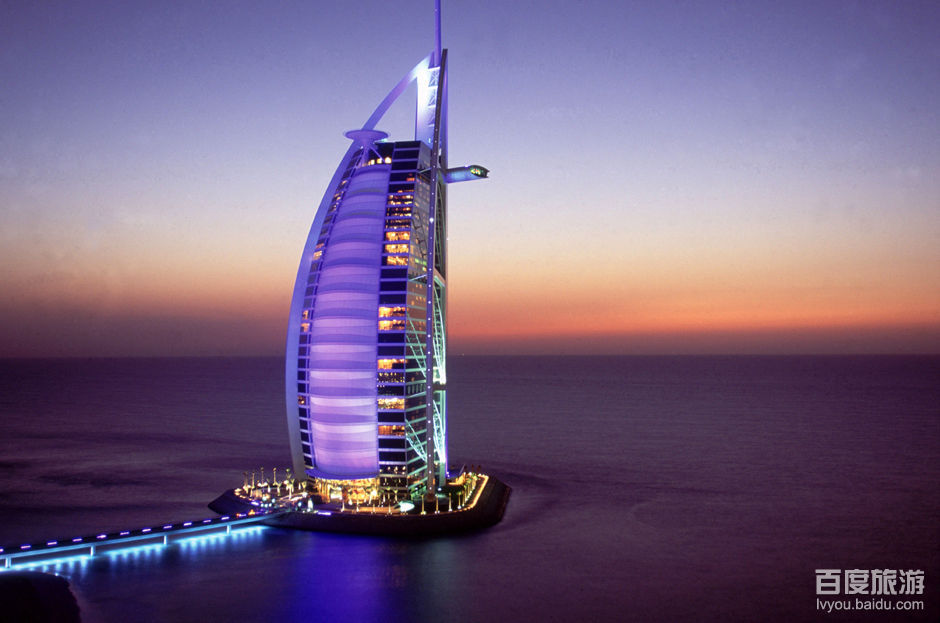  p>阿拉伯塔酒店(burj al arab),因外形酷似船帆,又称迪拜帆船酒店