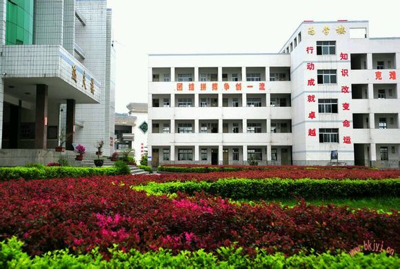  p>始建于1942年的保康一中,数度迁址,更名,现位于保康县城关镇笔架山