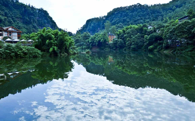 峨眉山 /a>清音平湖位于 a target="_blank" href="/item/清音阁