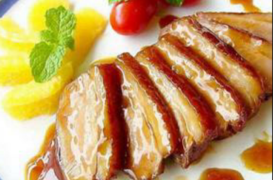  p>酱蜜汁烤鸭脯是广东一带的风味名菜,属于粤菜系.