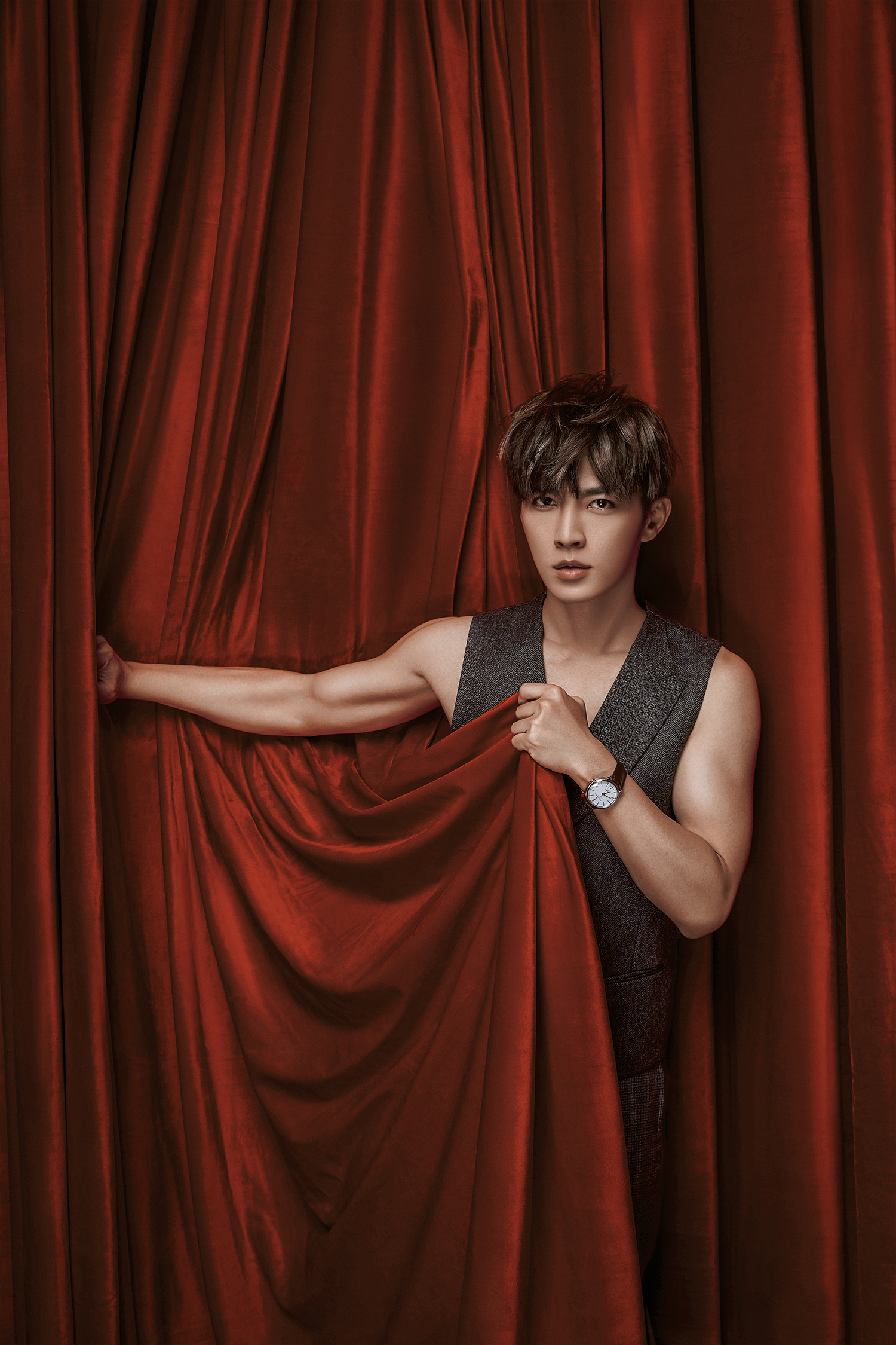  p>炎亚纶(aaron),本名吴庚霖,1985年11月20日出生于台湾省台北市