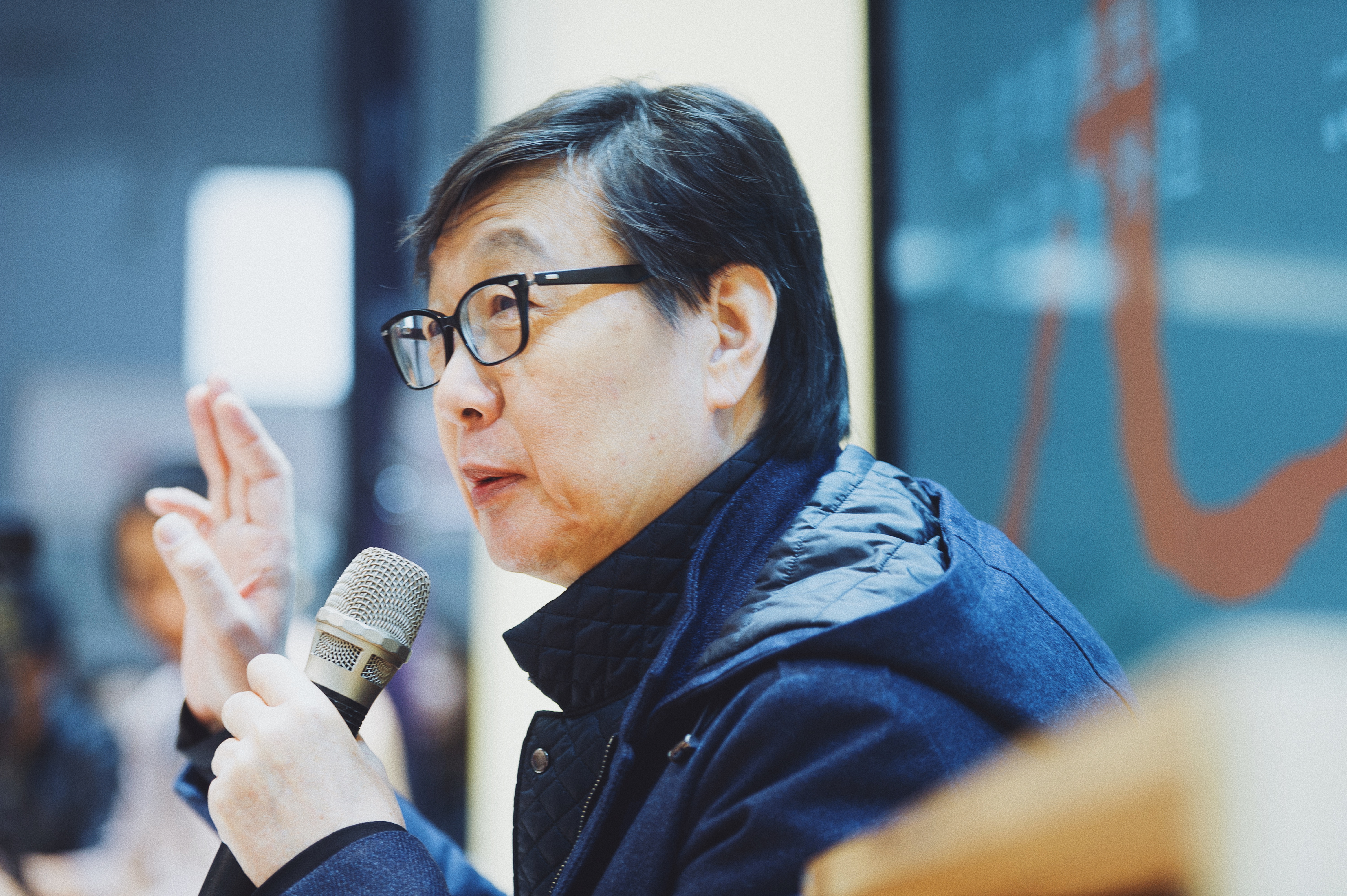 香港岭南大学前中文系教授,系主任.