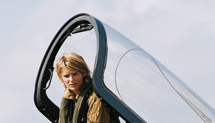  p>《空中决战》是由 a target="_blank" href="/item/吉拉尔·皮雷