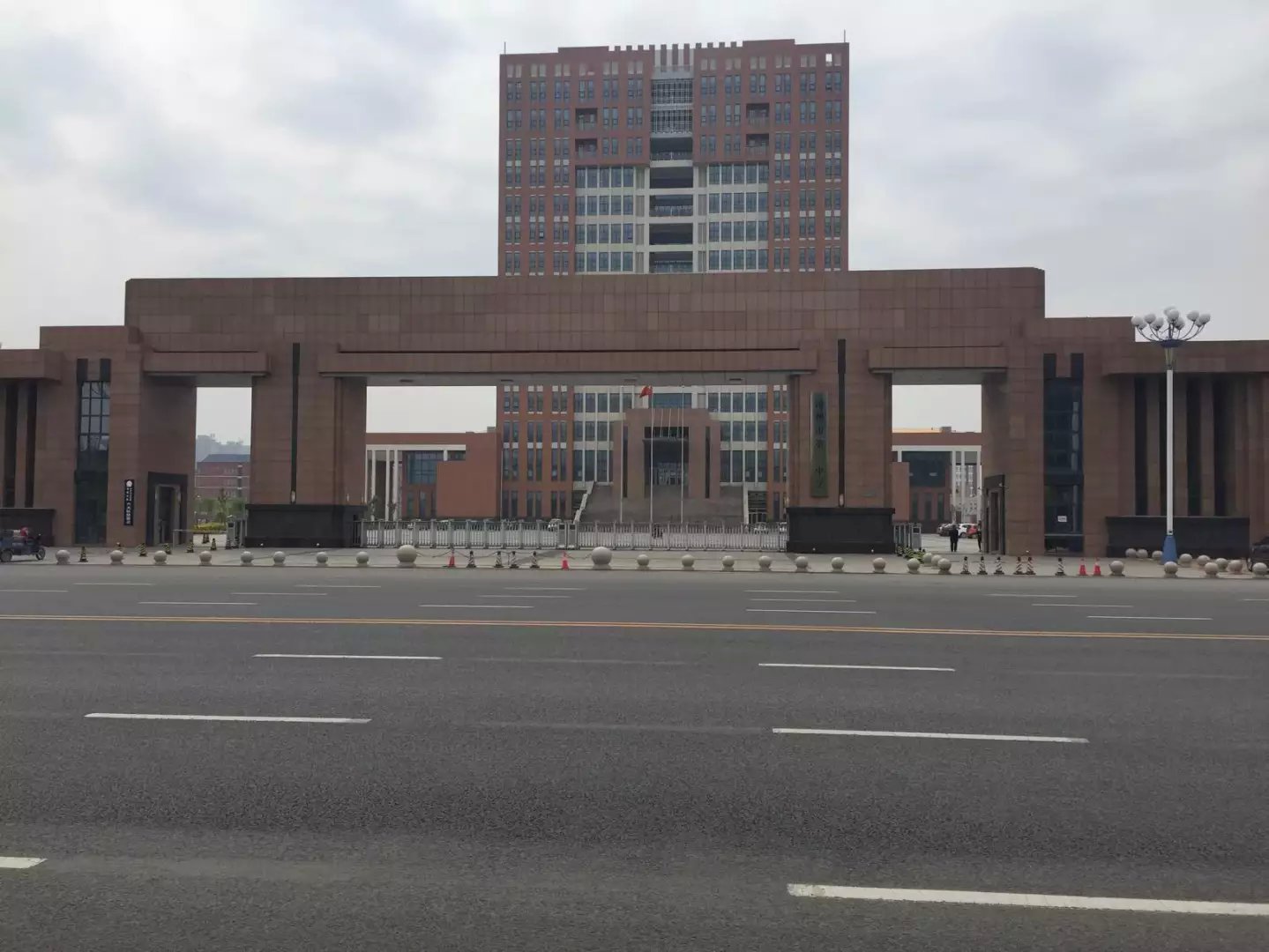  p>沧州一中始建于1913年,为河北省首批重点中学,中学百年名校.