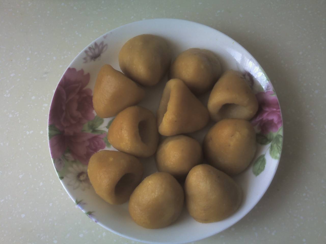  p>糯米窝窝头是一道家常面食,制作原料主要有白糯米等. /p>