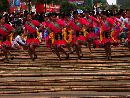  p>竹竿舞又称竹杠舞,持竿者姿势有坐,蹲,站三种,变化多样.