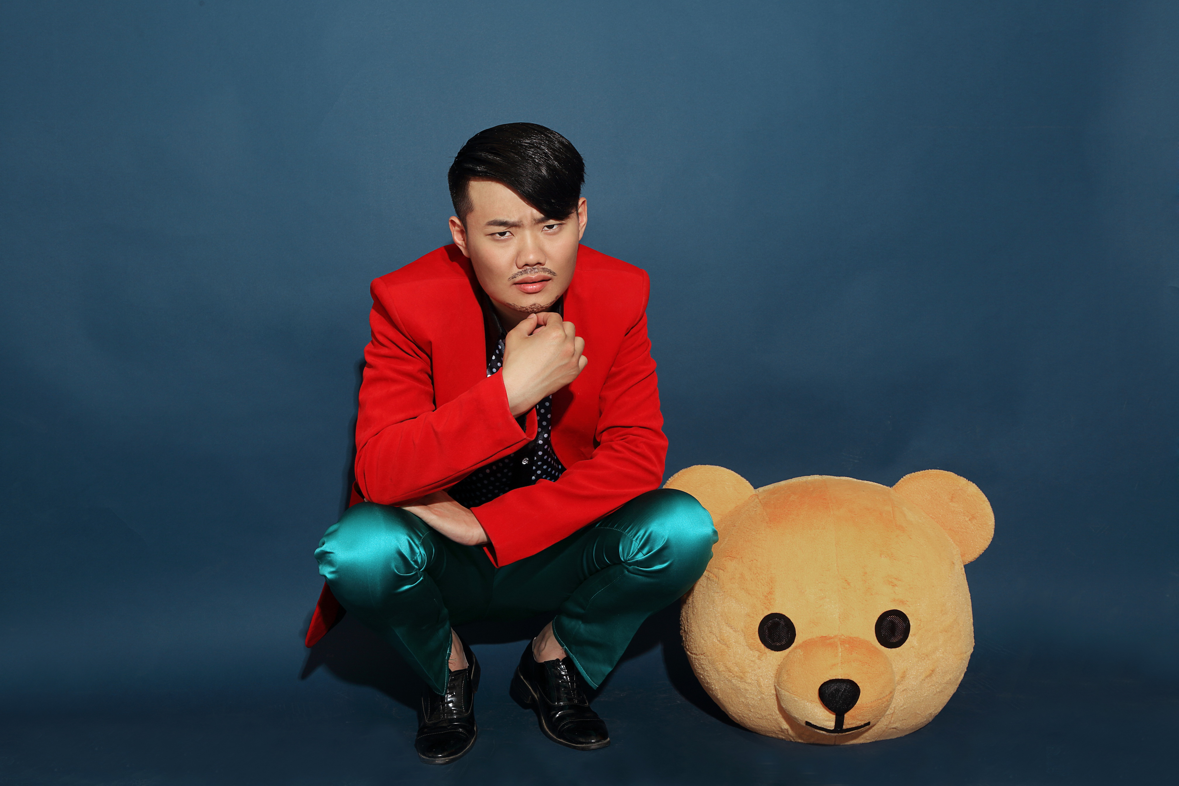 官羽以极具辨识度的 a target="_blank" href="