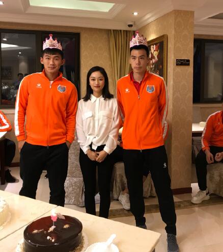  p>王俊奇,大连千兆集团董事长李凤哲女儿.