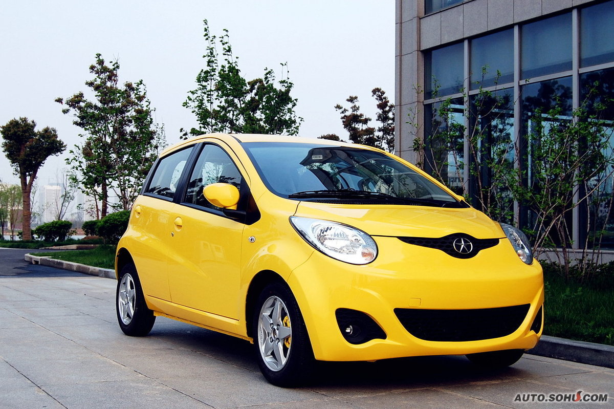 在设计风格上,这款a0级小车清晰延续了江淮乘用车日渐一贯的"家族谱系