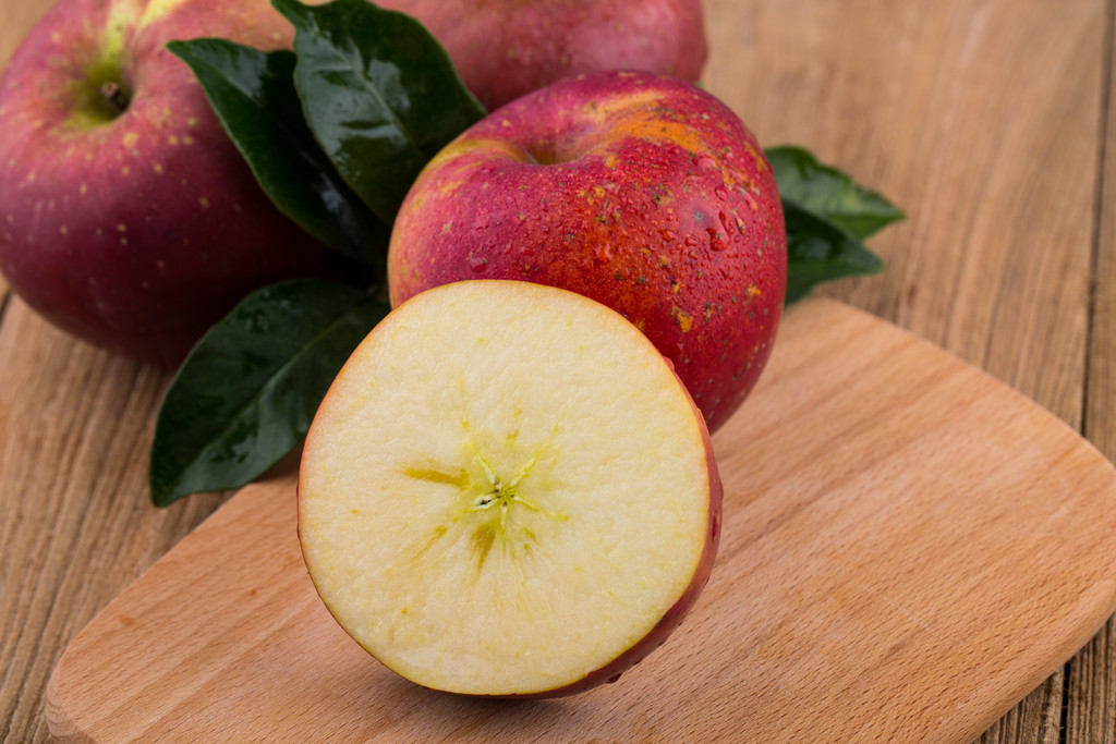  p>苹果是 a target="_blank" href="/item/蔷薇科">蔷薇科 /a> a