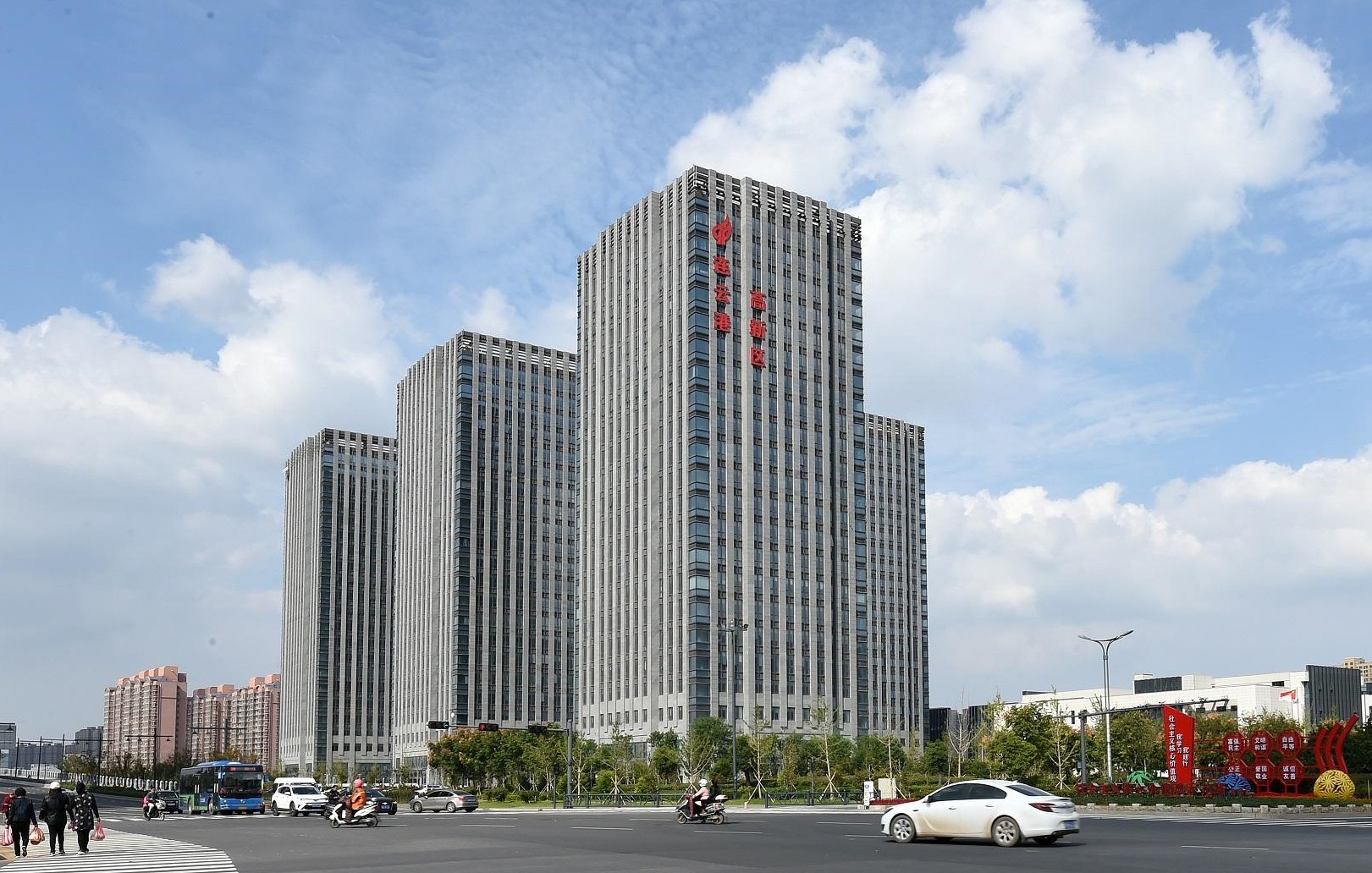 区位于连云港市新海城区东部,1997年由江苏省政府批复为省级高新区