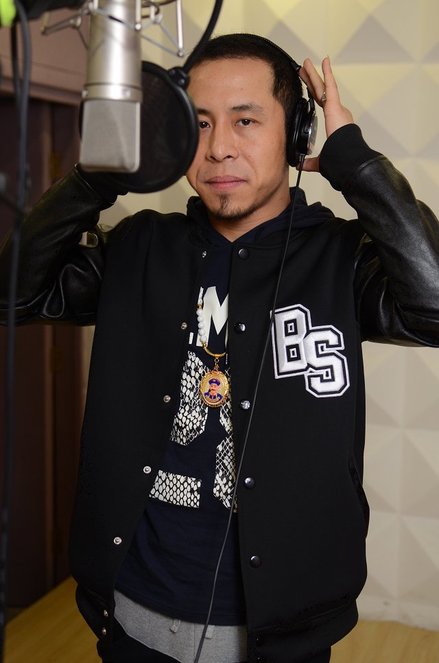  p data-id="gnwlzz2gr9">杨震,内地男歌手,辽宁抚顺人,出生于1983年2