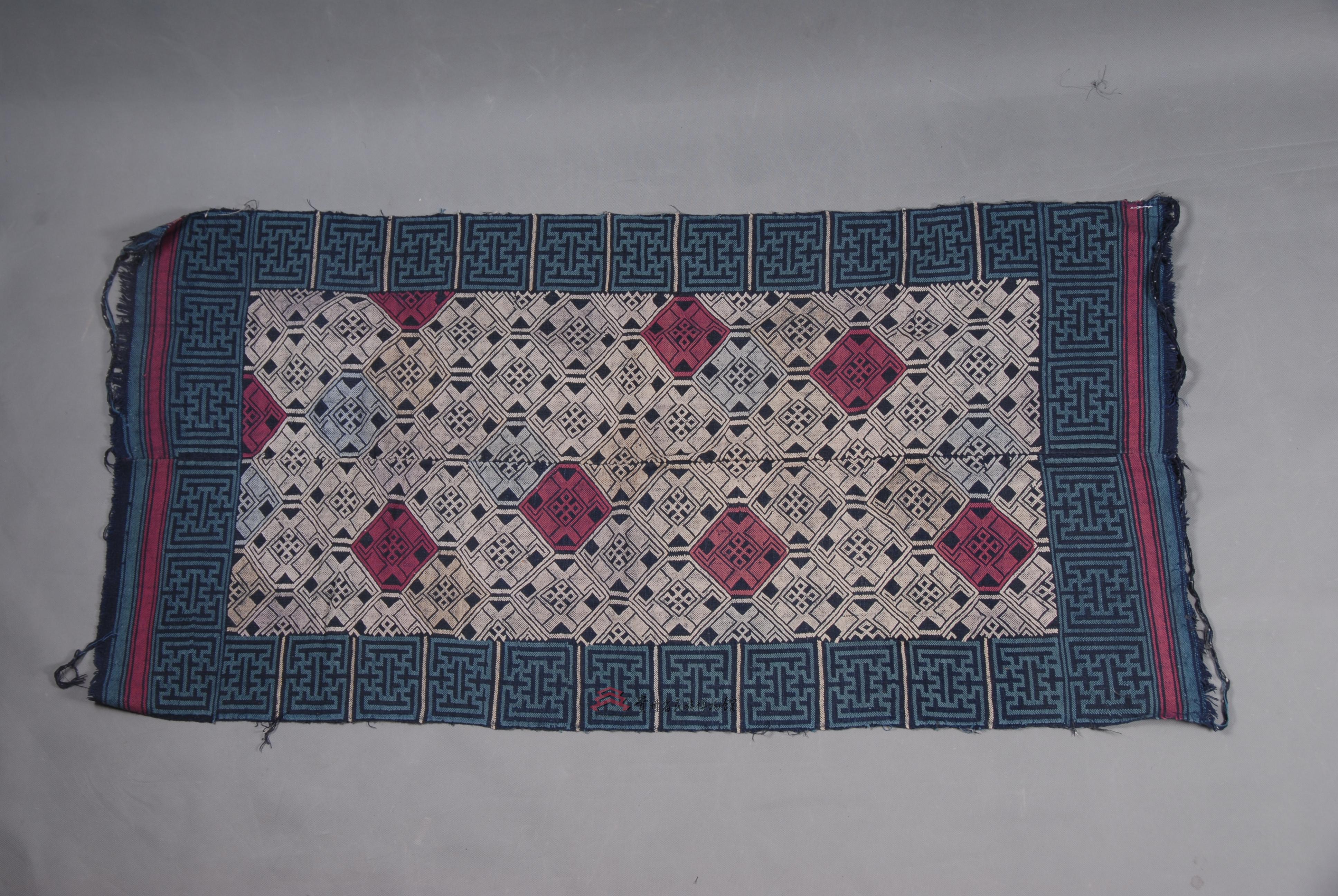 当代安顺布依族几何纹织锦被面
