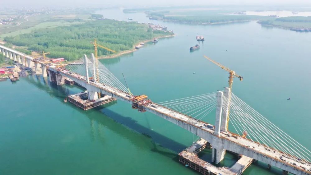 866公里,主跨跨度为240米,是世界上跨度最大的深水双肢薄壁塔梁墩固结