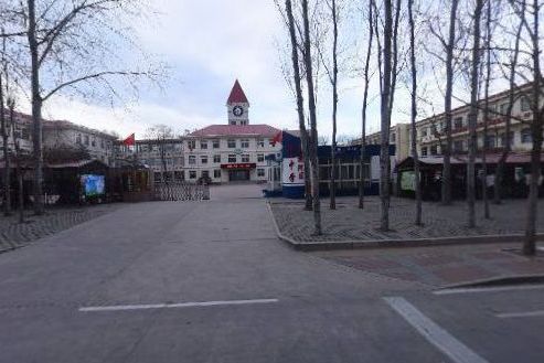 北戴河一中坐落于河北省秦皇岛市北戴河区,是区里仅有的三所中学的