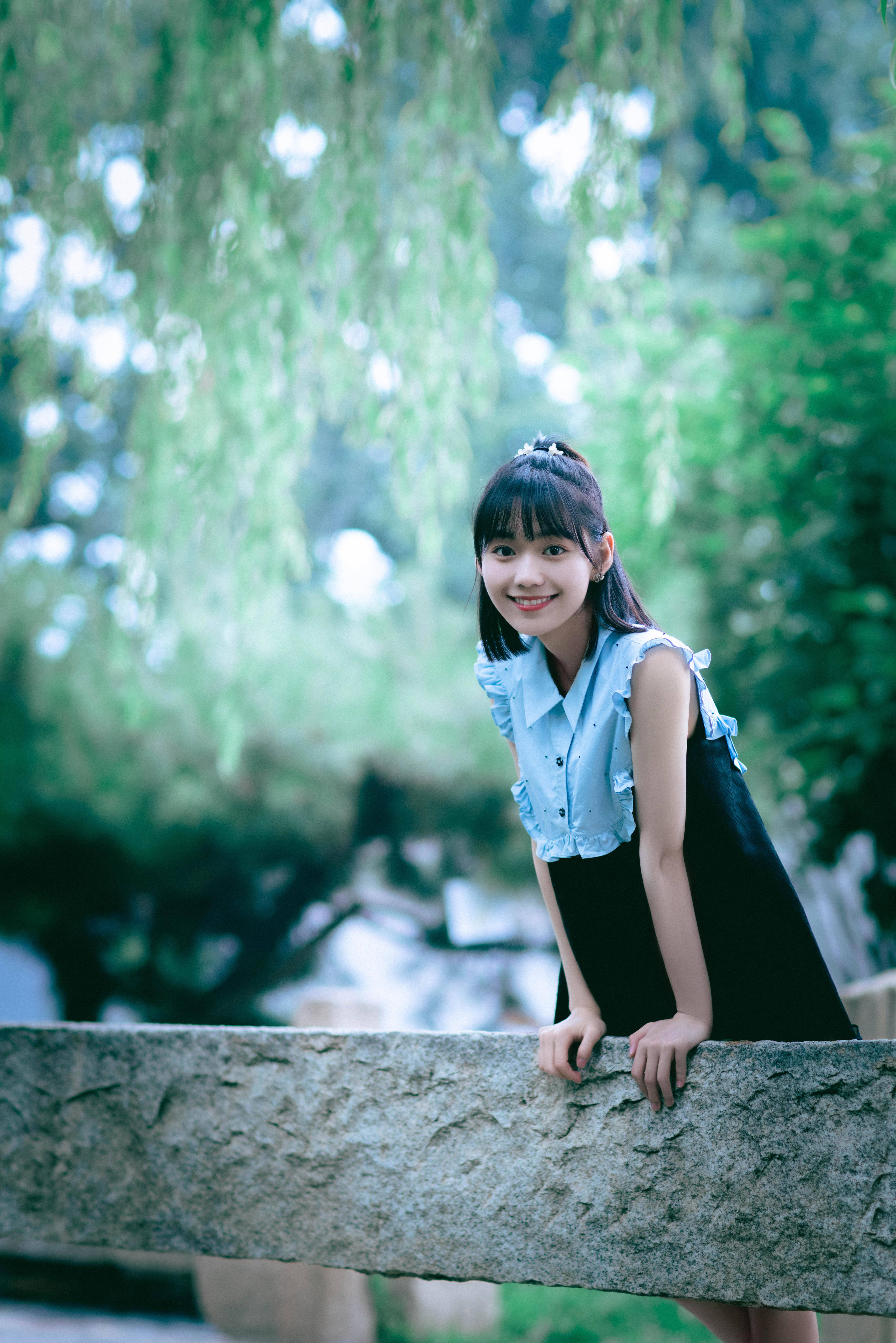  p>段奥娟,2000年12月28日出生于四川省成都市,中国流行乐女歌手.