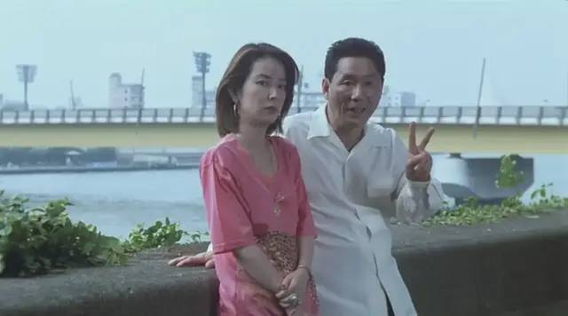 在那间庭院正男远远地见到了日思夜想的妈妈