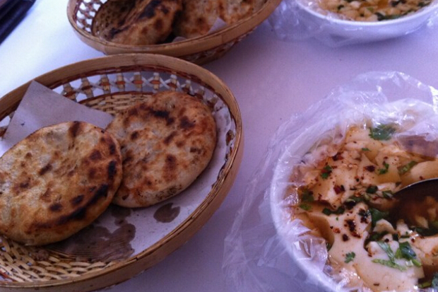  p data-id="gnx9zfnq81">蒙阴圆肉火烧以其独特的风味,多年来一直