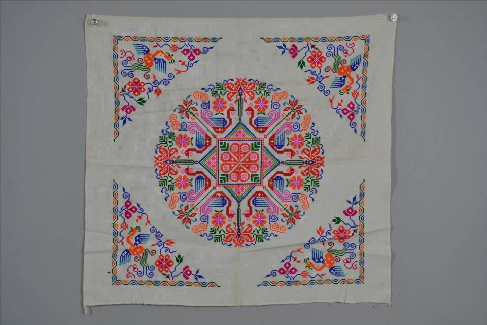 现代广元麻柳凤凰戏牡丹图挑花座垫