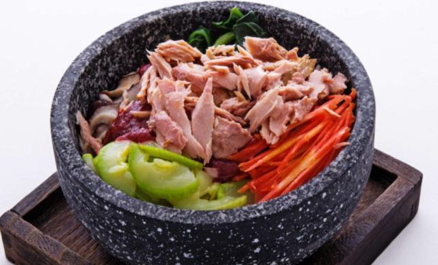  p>金枪鱼拌饭是一道主食,主料为金枪鱼,米饭. /p>