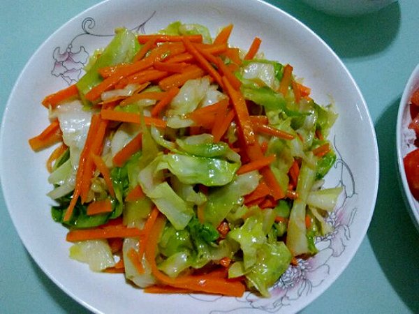 胡萝卜炒牛心菜