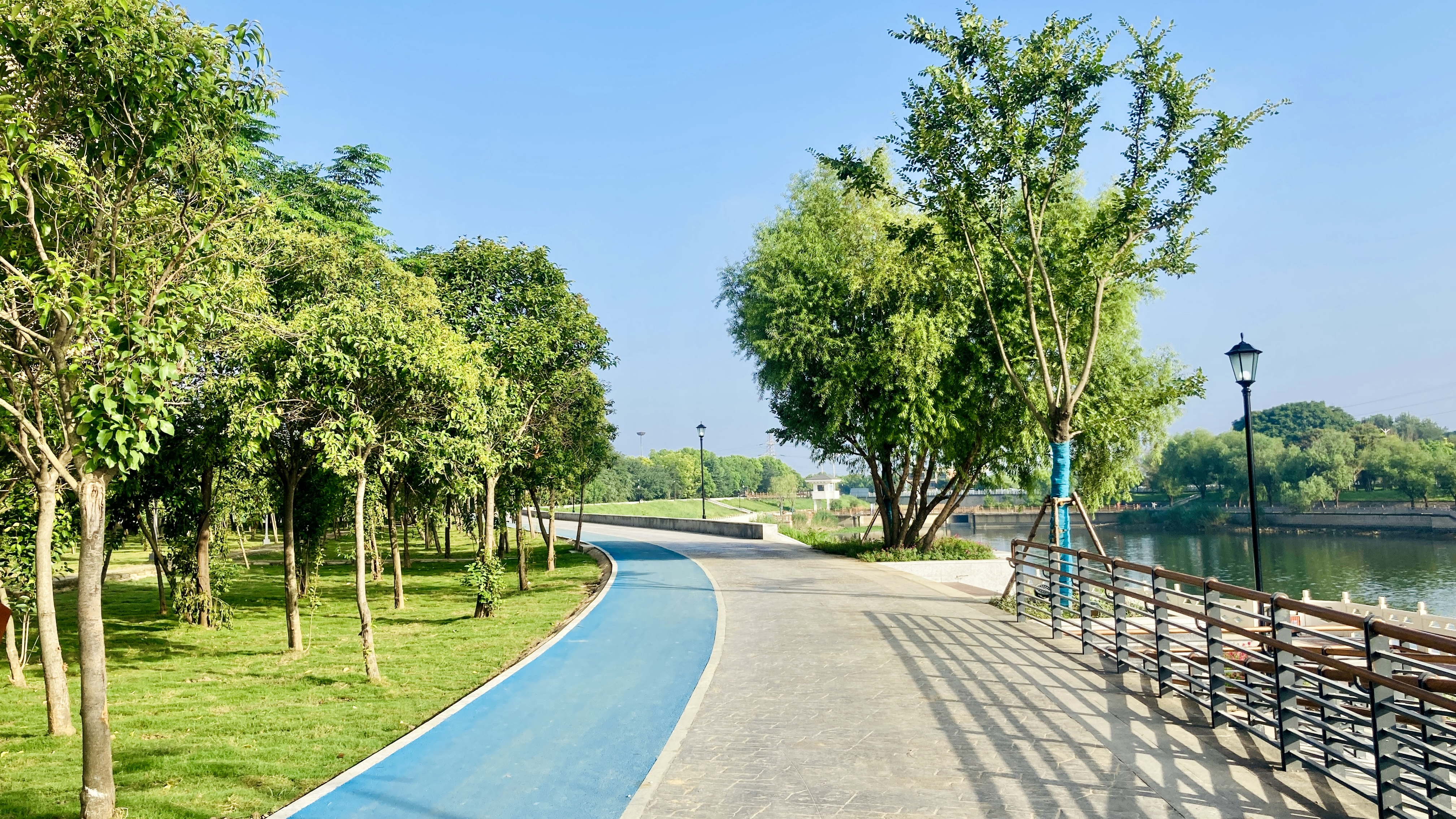 约8万平方米,依托张公河,合理利用了原有的地形地貌,通过自然景观改造