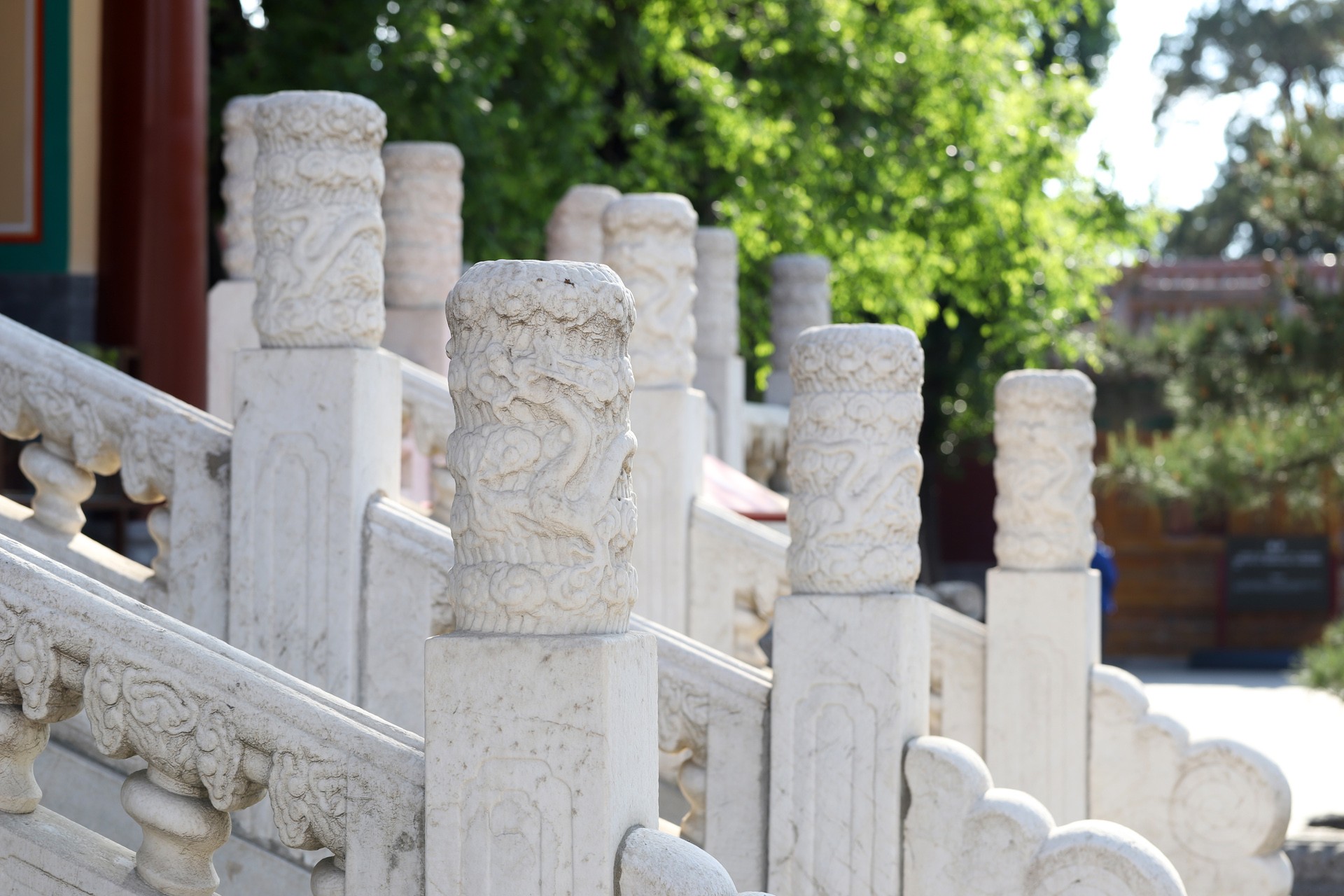  p>望柱也称栏杆柱,是古代汉族建筑和桥梁栏板和拦板之间的短柱.