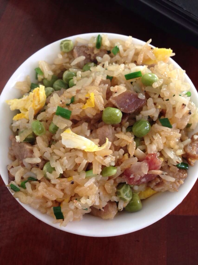 选麦豆粒(学名:豌豆)和糯米,加入熏火腿心或腊肉