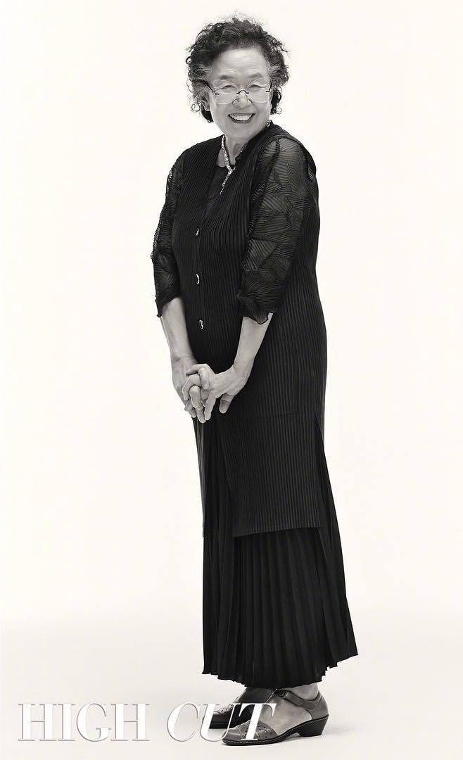  p>罗文姬 i>(         ,na mun hee) /i>,1941年11月30日出生于中国