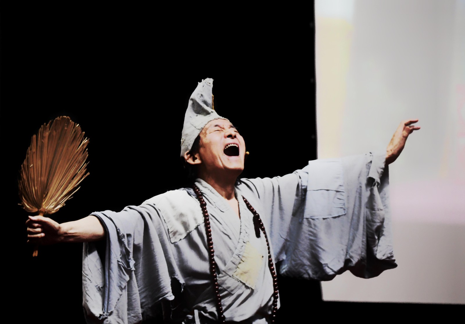 85岁济公爷爷游本昌1月19日登上剧院舞台 和娃娃们见面_百科TA说