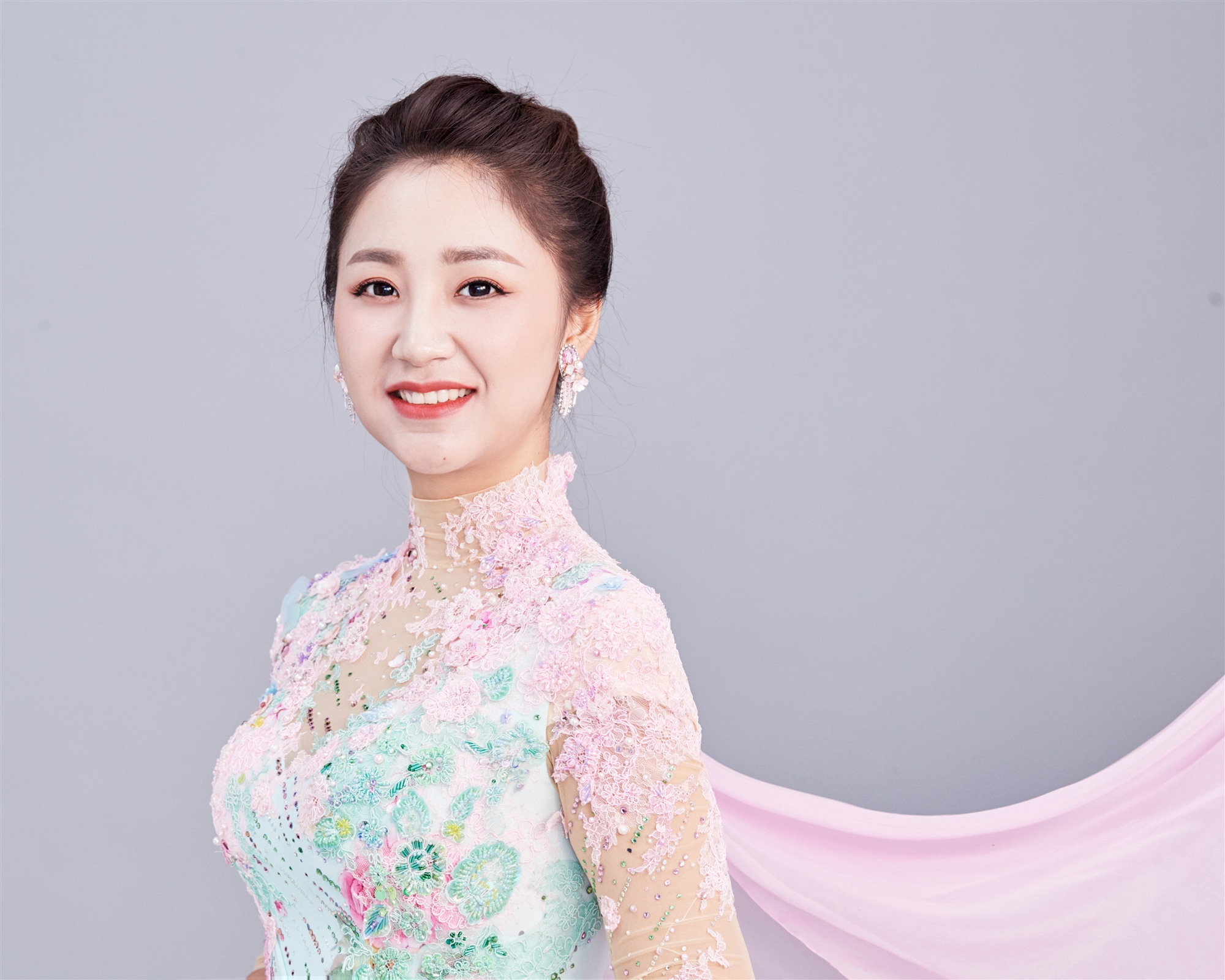 女,青年歌手,本科毕业于 a target="_blank" href="/item/四川音乐