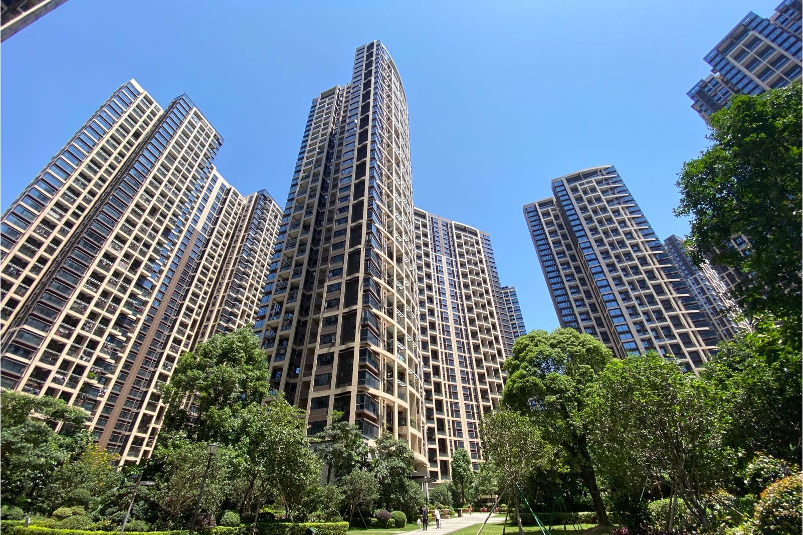 由深圳市信贤房地产开发公司建成,总建筑面积426599,总占地面积96110