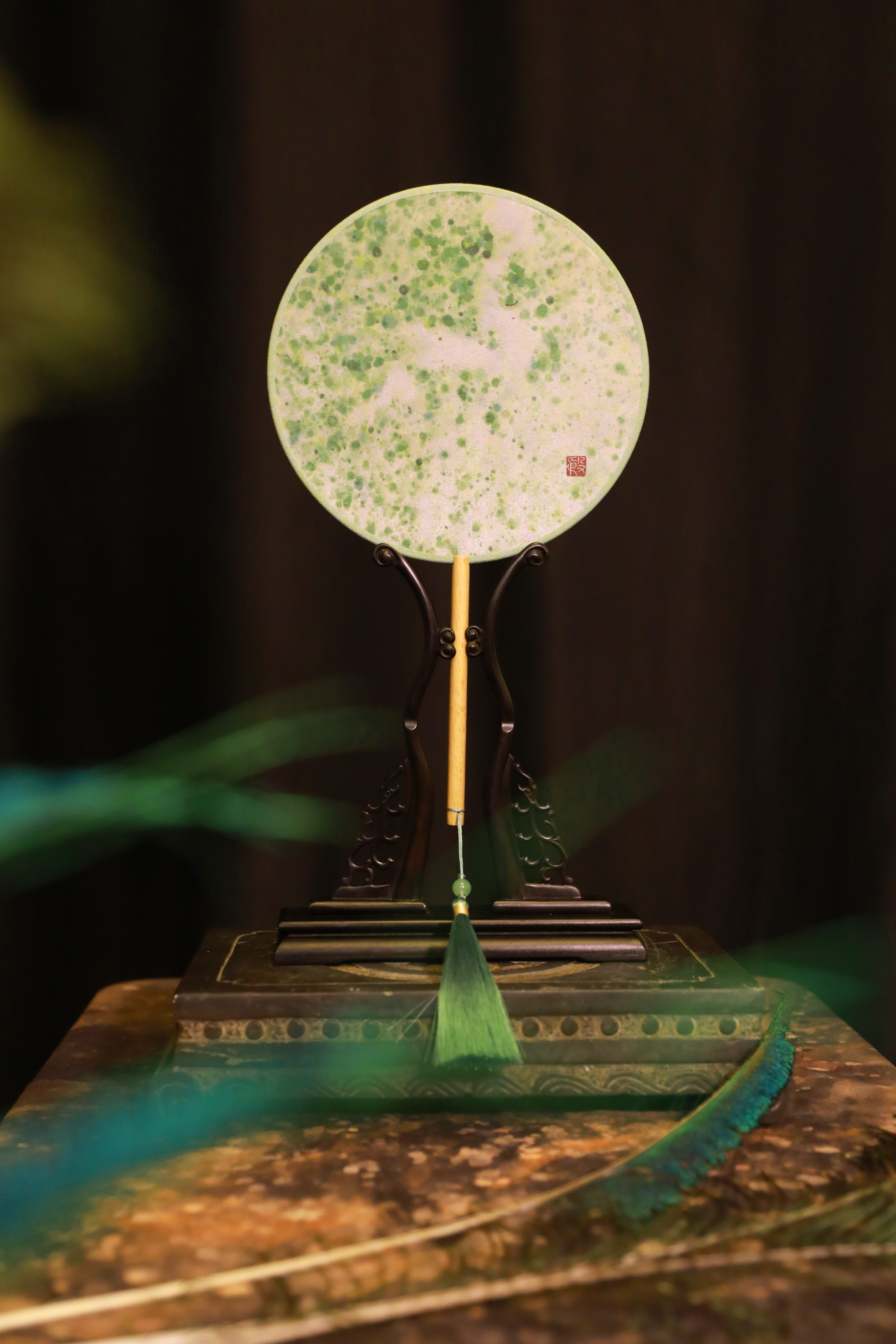 data-lemmaid="130605">汉族 /a>传统工艺品及艺术品,是一种圆形有柄