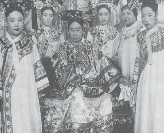 清朝宫女满宫后，命运凄凉的呆在宫中，受尽非人的折磨_百科TA说