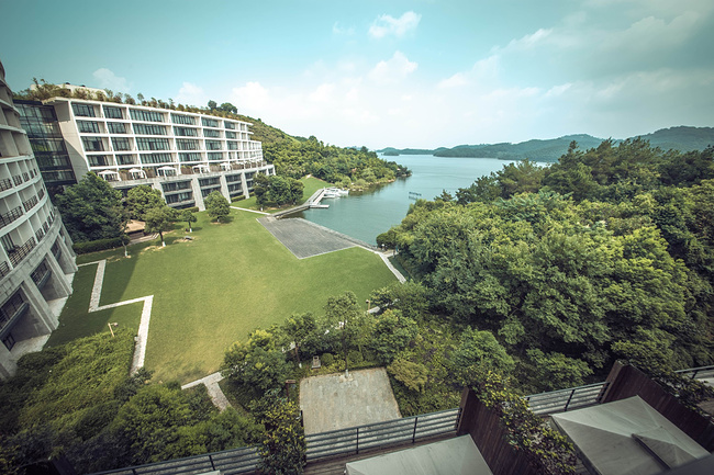 背山面湖的尊享,溧阳涵田度假村酒店位于天目湖风景区的一个私密半岛