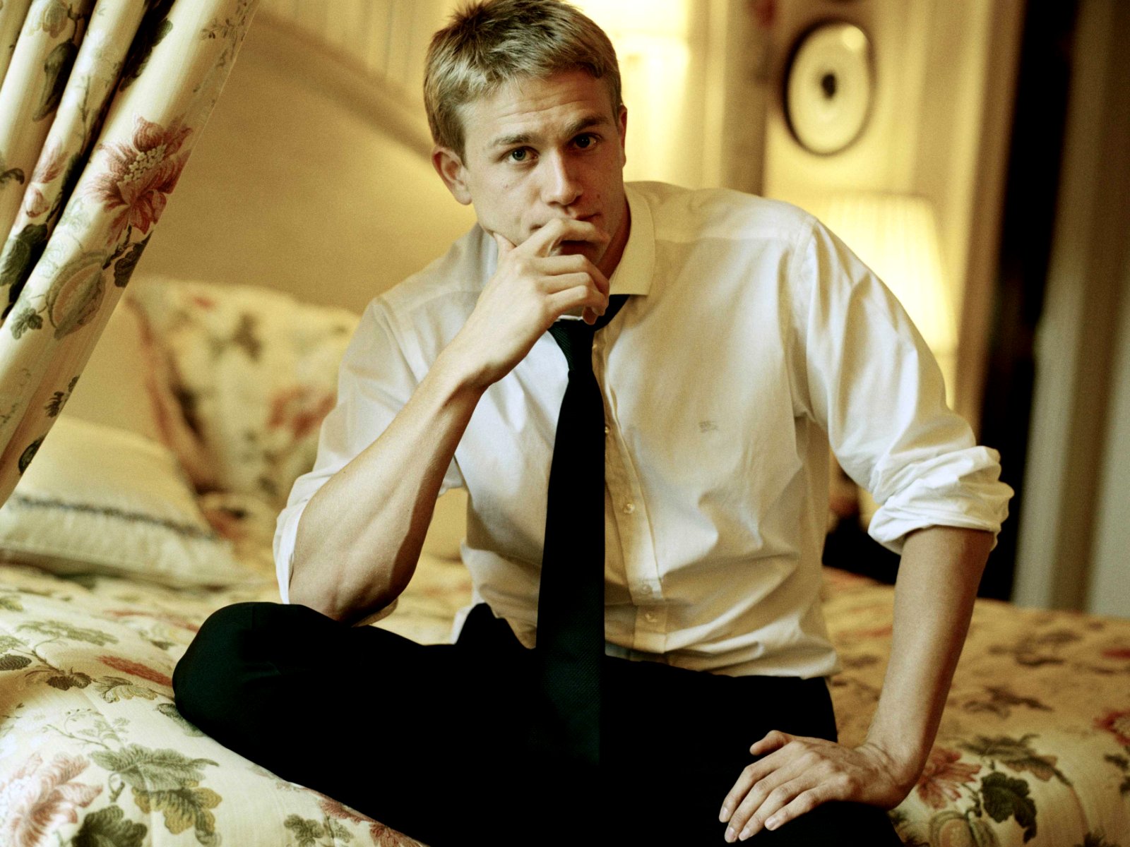  p data-id="gntsn5y9xb">查理·汉纳姆(charlie hunnam),1980年4月10