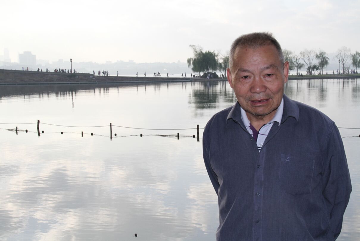 性别:男.1945年生于河南柘城,退休于郑州铁路局. /p>