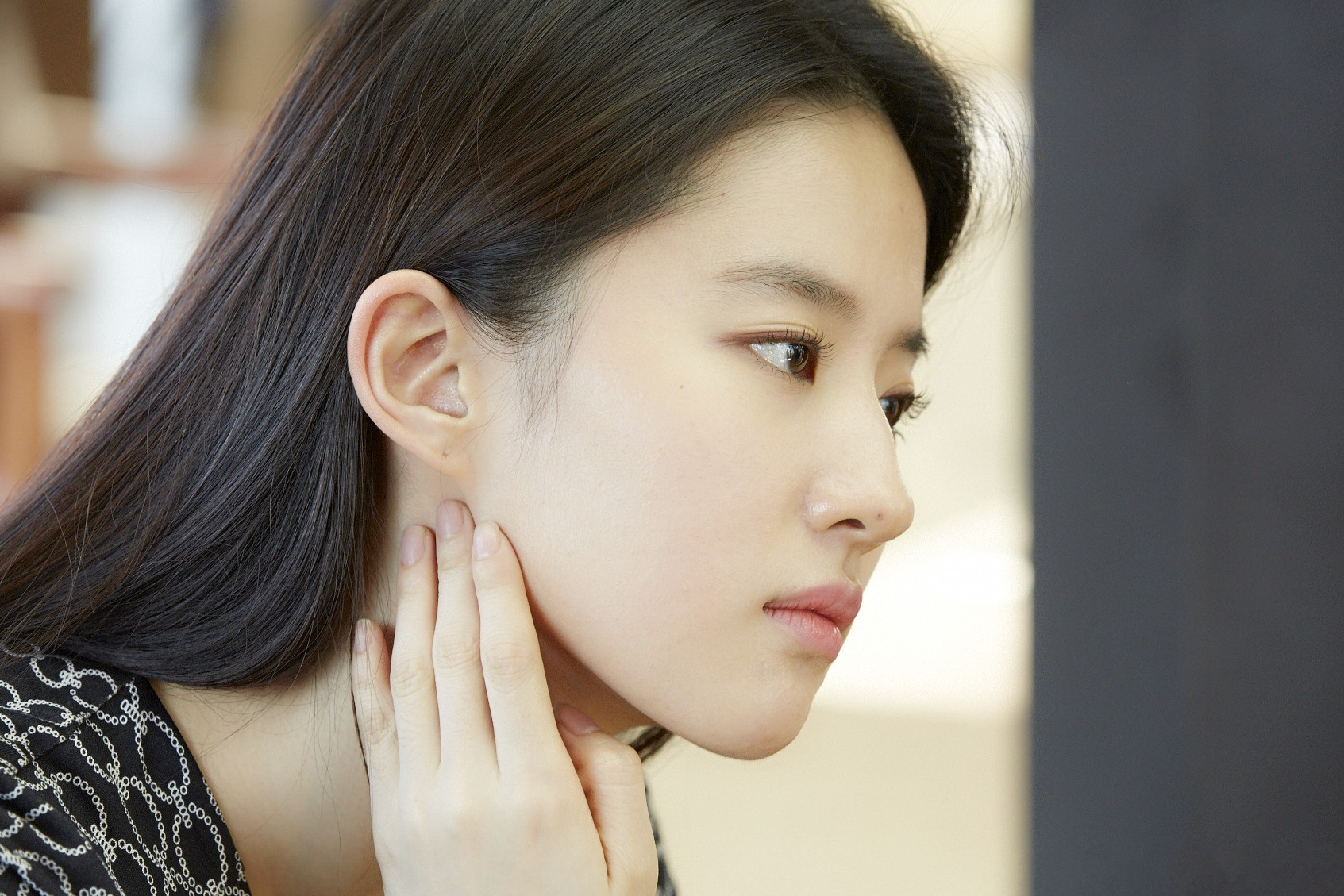  p>刘亦菲,1987年8月25日出生于湖北省武汉市,华语影视女演员,歌手